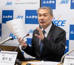 　南海トラフ巨大地震などの経済的被害について、記者会見する土木学会小委員長の藤井聡京都大大学院教授＝１１日午前、東京都内