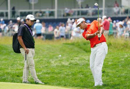 　調整する松山英樹（右）＝オークモントＣＣ（共同）