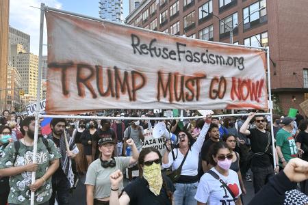 　１０日、米ニューヨークで、ロサンゼルスの抗議活動に呼応して開かれたデモ（共同）