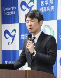 　がんなどの手術で肝臓を切除した際に問題となる胆汁の「漏れ」を早期に検出する方法について説明する花木武彦鳥取大講師＝１１日午前、米子市