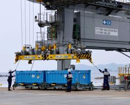 　島根原発から出た低レベル放射性廃棄物を搬出する作業員＝１１日午後、松江市