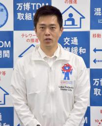 　大阪府庁で取材に応じる吉村洋文知事＝１１日正午ごろ