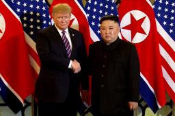 　２０１９年２月、会談を前に握手するトランプ米大統領（左）と北朝鮮の金正恩朝鮮労働党委員長＝ハノイ（ＡＰ＝共同）