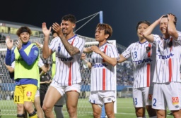 　横浜Ｍに快勝し、サポーターと喜びを分かち合うルイスフェルナンド（左から２人目）らラインメール青森の選手たち＝ニッパツ