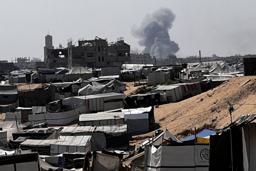 　１１日、ガザ南部ハンユニスで、イスラエル軍の空爆後に立ち上る煙（ゲッティ＝共同）