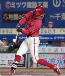 　１２回広島１死満塁、矢野が右前に勝ち越し打を放つ＝ＺＯＺＯマリン