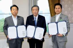 　社会保障改革に関する合意文書に署名し、撮影に応じる（左から）公明党の西田幹事長、自民党の森山幹事長、日本維新の会の岩谷幹事長＝１１日午後、国会