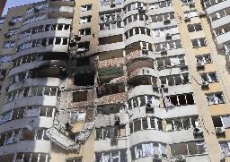 　ウクライナの首都キーウで、ロシアの無人機攻撃を受けた集合住宅＝６日