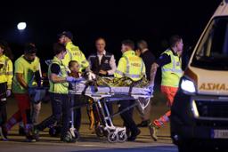 　１１日、イタリア・ミラノの空港で、救急車に運ばれる男児（ロイター＝共同）