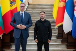 　１１日、ウクライナ南部オデーサを訪れたゼレンスキー大統領（右）とセルビアのブチッチ大統領（ウクライナ大統領府提供・ロイター＝共同）