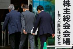 　トヨタ自動車の株主総会会場へ向かう人たち＝１２日午前、愛知県豊田市