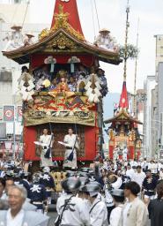 　２０２４年７月、京都・祇園祭前祭の「山鉾巡行」で、四条通を進む先頭の長刀鉾