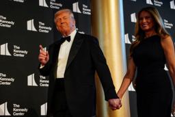 　１１日、ミュージカル鑑賞のため米ワシントンの文化施設を訪れたトランプ大統領と妻メラニアさん（ロイター＝共同）