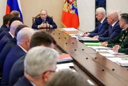 　１１日、モスクワのクレムリンで新たな国家軍備計画に関する検討会議を開くロシアのプーチン大統領（中央奥）（ロシア大統領府提供・タス＝共同）