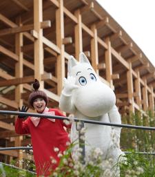 　フィンランドのナショナルデーを迎え、登場したムーミン（右）とリトルミイ＝１２日午前、大阪市此花区の夢洲