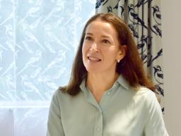 　取材に応じるフィンランドのストゥブ大統領の妻、スザンヌ・イネスストゥブさん＝１１日、東京都港区