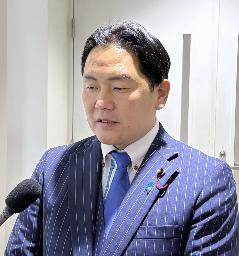 　対馬丸記念館に関する自身の発言を撤回し謝罪する那覇市議会の大山孝夫市議＝１２日午後、那覇市