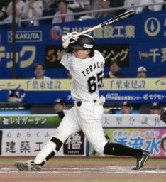 　７回ロッテ無死三塁、寺地が投前に勝ち越し打を放つ＝ＺＯＺＯマリン