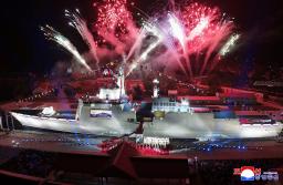 　海上で一時横倒しになり修復作業をしていた５千トン級の新型駆逐艦の進水式＝１２日、北朝鮮北東部の羅津造船所（朝鮮中央通信＝共同）