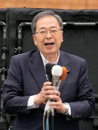 　東京都議選が告示され、第一声を上げる公明党の斉藤鉄夫代表＝１３日午前、東京都調布市