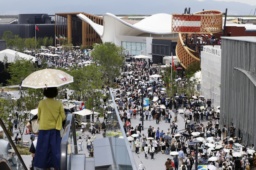　大勢の人たちでにぎわう大阪・関西万博会場。開幕から２カ月を迎えた＝１３日午前、大阪市此花区の夢洲