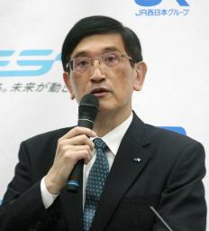 　記者会見するＪＲ西日本の長谷川一明社長＝１３日午後、大阪市北区