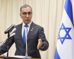 　記者会見するイスラエルのコーヘン駐日大使＝１３日午後、東京都内