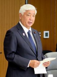 　「防衛科学技術委員会」の初会合であいさつする中谷防衛相＝１３日午後、防衛省