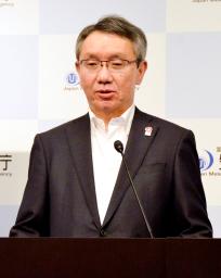 　記者会見する気象庁の野村竜一長官＝１３日午後、気象庁