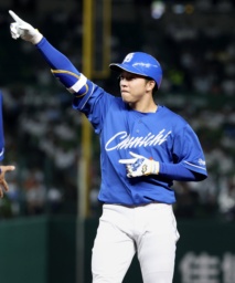 　１０回、勝ち越し打を放ち、ポーズをとる中日・岡林＝ベルーナドーム