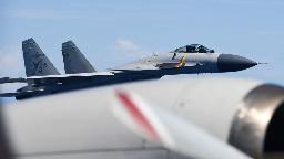 　海上自衛隊のＰ３Ｃ哨戒機の至近距離に接近した中国のＪ１５戦闘機＝８日（防衛省提供）