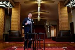 　トランプ米大統領との電話会談後、取材に応じる石破首相＝１３日夜、首相公邸