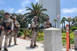 　米ロサンゼルスで、連邦庁舎を警護する海兵隊員＝１３日（共同）