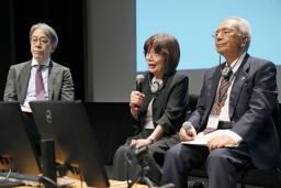 　パリ日本文化会館で講演する八幡照子さん（中央）と飯田国彦さん（右）＝１３日（共同）