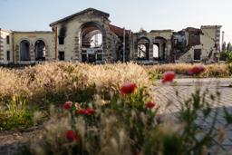 　ロシア軍の攻撃で破壊された駅舎＝１１日、ウクライナ東部ドネツク州コンスタンチノフカ（ロイター＝共同）