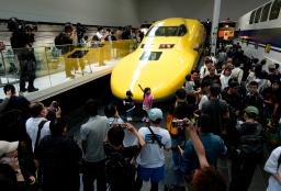 　名古屋市のリニア・鉄道館で一般展示が始まった「ドクターイエロー」のＴ４編成＝１４日午前