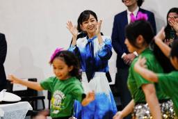 　日系協会を訪れ、歓迎行事で子どもらの踊るサンバをご覧になる秋篠宮家の次女佳子さま＝１３日、リオデジャネイロ（共同）