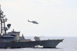 　１４日、フィリピン・ルソン島沖の南シナ海で、海上自衛隊の護衛艦「たかなみ」への発着訓練を行うフィリピン軍の艦載ヘリコプター（共同）