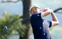 　第３日、ティーショットを放つ岩田寛。通算１３アンダーで３位＝ザ・ヘブンＣＣ（共同）