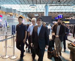 　１４日、台湾北部・桃園国際空港から中国へ出発前の馬英九元総統（中央）（中央通信社＝共同）