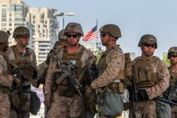 　１３日、米ロサンゼルスで連邦庁舎の警備に当たる海兵隊員（ゲッティ＝共同）