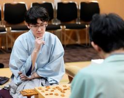 　将棋の第１０期叡王戦第５局で斎藤慎太郎八段（右）を破り、初防衛を果たした伊藤匠叡王＝１４日夜、千葉県柏市