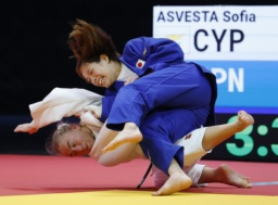 　女子５２キロ級２回戦　キプロス選手（下）を攻める阿部詩＝ブダペスト（共同）