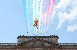 　チャールズ国王の誕生日祝賀行事でバッキンガム宮殿の上空を通過する空軍のアクロバット飛行隊「レッドアローズ」＝１４日、ロンドン（ロイター＝共同）