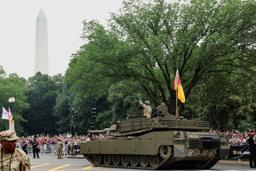 　ワシントンで開かれた軍事パレードで披露された戦車エーブラムス＝１４日（ロイター＝共同）