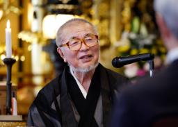 　福岡大空襲の体験などを語り合う会で話す円応寺の三木和信住職＝１５日午後、福岡市