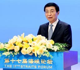 　「海峡フォーラム」で演説する中国共産党序列４位の王滬寧・政協主席＝１５日、中国福建省アモイ（新華社＝共同）