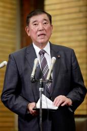 　カナダへの出発を前に、記者団の取材に応じる石破首相＝１５日深夜、首相公邸