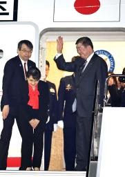 　Ｇ７サミットが開催されるカナダに向け出発する石破首相（右）と妻の佳子さん＝１５日夜、羽田空港