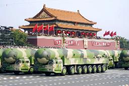 　中国建国７０年の軍事パレードに登場した多弾頭型大陸間弾道ミサイル「東風４１」。核弾頭が搭載可能で、米国のほぼ全域を射程に収める＝２０１９年１０月、北京（新華社＝共同）